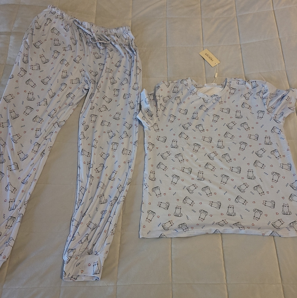 NWT Ekouaer 2 piece pajama set light blue with cats/hearts size M